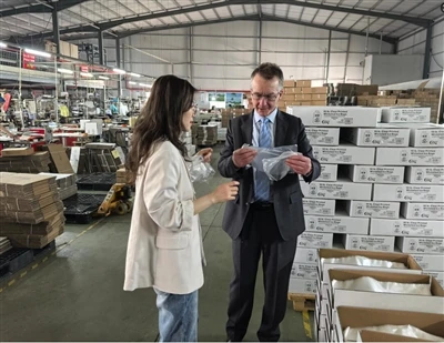 Pelanggan British melawat beg pembungkusan plastik yang disokong kilang